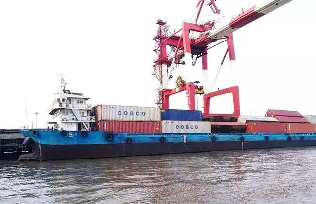 【突发】上海37个集装箱落水致部分航道临时管制，上海港又要拥堵了！