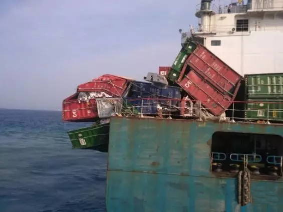 【突发】印度海域一装有多家船东货柜的公共驳船发生事故，近40个集装箱被压变形或坠海