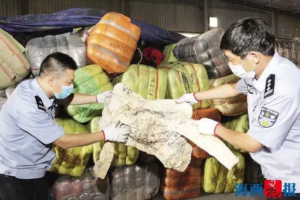 可怕！令人发指！厦门海关截获500吨旧衣服，部分带有血渍！